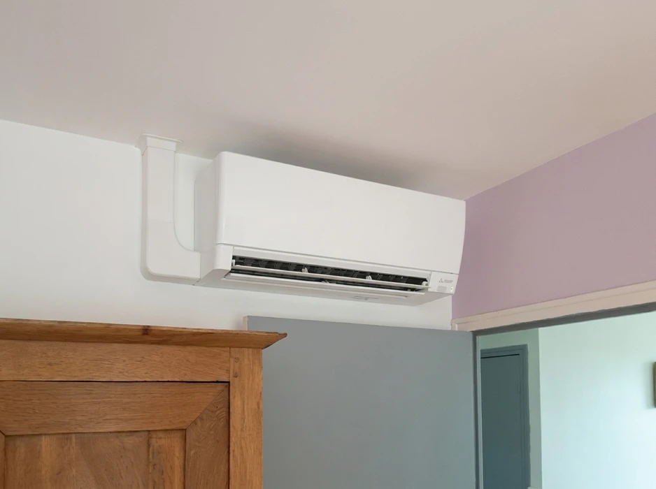 Unité intérieure de climatisation murale **Mitsubishi Electric**, modèle **MSZ**, installée en hauteur sur cloison blanche