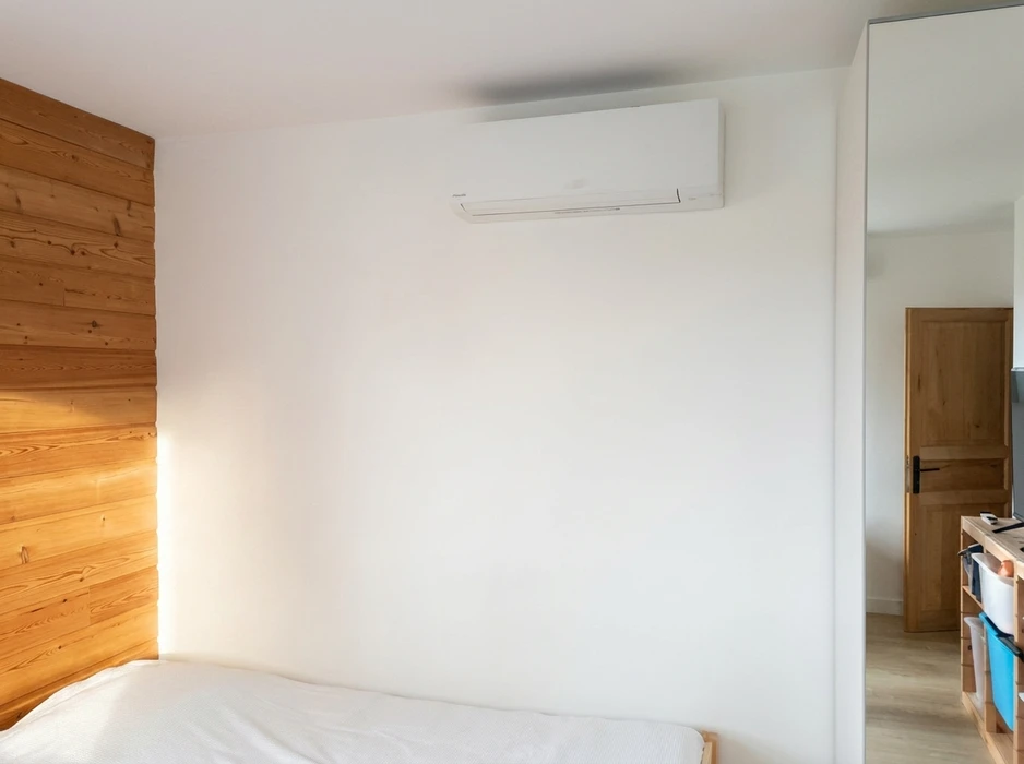 Chambre minimaliste avec mur blanc dominant