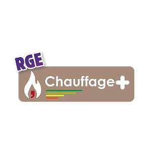 Infographie professionnelle présentant les trois logos de certifications (RGE, QualiPAC Chauffage et ECS, Qualit'EnR) disposés de manière équilibrée sur fond blanc ou gris clair. Chaque logo doit être clairement visible et reconnaissable. Entre les logos, intégrer des symboles graphiques minimalistes évoquant l'efficacité énergétique et les systèmes thermodynamiques (par exemple, des motifs géométriques subtils, des symboles de température régulée, ou des éléments de chauffage stylisés). Les couleurs doivent rester professionnelles et rassurantes (bleus, verts, gris). L'ensemble doit inspirer la confiance, la qualité et l'expertise en systèmes thermiques.